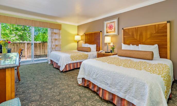 STAY COMFORTABLY IN THE ALOHA INN WITH FAMILY AND FRIENDS