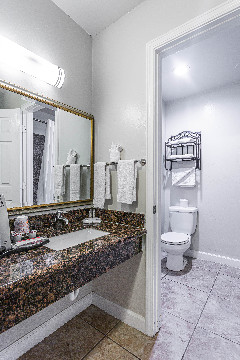 Aloha Inn - Bath Room